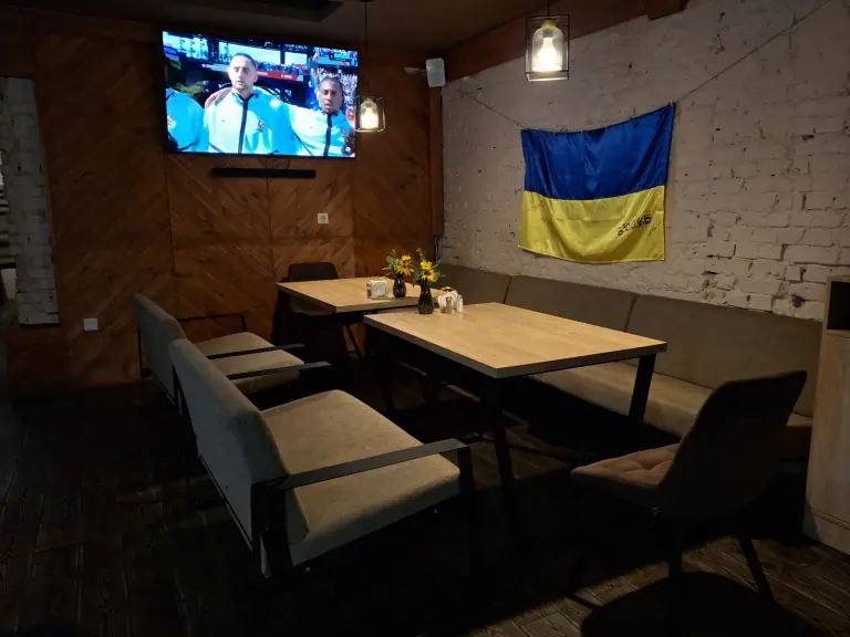 Екран для спортивних трансляцій у залі
